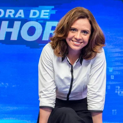 Renata Gaspar no cenário de Fora de Hora, novo programa humorístico das noites de terça-feira na Globo, satirizando o telejornal<!-- NICAID(14390848) -->