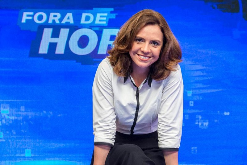 Renata Gaspar no cenário de Fora de Hora, novo programa humorístico das noites de terça-feira na Globo, satirizando o telejornal<!-- NICAID(14390848) -->