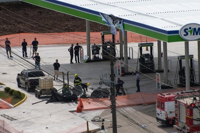 Uma explosão aconteceu em um posto de gasolina que está em reforma em Caxias do Sul na tarde desta segunda-feira (20). Foi no posto Ditrento da Rua Joao Nichelle, no bairro Sanvitto, próximo a RS-122. Apenas funcionários que trabalham na reforma estariam no local no momento da explosão.