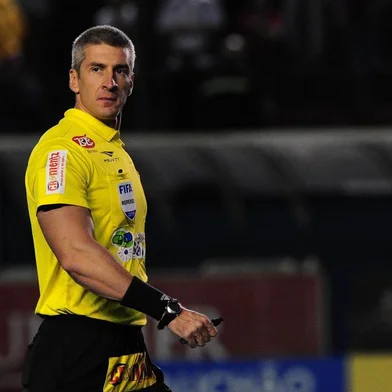 CAXIAS DO SUL, RS, BRASIL, 28/03/2019. SER Caxias x Aimoré, jogo de volta das quartas-de-final do Campeonato Gaúcho (Gauchão 2019) e realizado no estádio Centenário. Na foto, árbitro Anderson Daronco. (Porthus Junior/Agência RBS)