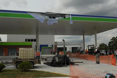 CAXIAS DO SUL, RS, BRASIL, 20/01/2019ma explosão em um posto de combustíveis matou uma pessoa e feriu outras duas em Caxias do Sul. O incidente aconteceu pouco antes das 16h desta segunda-feira (20). Os Bombeiros e o Samu atenderam à ocorrência. A causa da explosão ainda não está esclarecida. O estabelecimento está em reforma e, por isso, não atendia ao público nesta tarde.A explosão aconteceu no posto da rede Sim da Rua João Nichelle, no bairro Sanvitto, próximo da RS-122. De acordo com informações dos Bombeiros e de testemunhas, o incidente aconteceu com três funcionários terceirizados que trabalhavam na limpeza de um tanque de etanol, que fica enterrado abaixo das bombas.(Lucas Amorelli/Agência RBS)