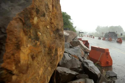 CAXIAS DO SUL, RS, BRASIL, 02/12/2019Percorremos a Rota do Sol, do viaduto Torto, em Caxias, até Terra de Areia, para verificar as condições da rodovia. Em geral, poucos problemas, ponto mais crítico é no Km 4 da ERS-486, onde houve deslizamento de rochas, em 22 de maio deste ano. As rochas permanecem lá.ERS-486, Km 4, onde teve queda de rochas, em Itati(Lucas Amorelli/Agência RBS)