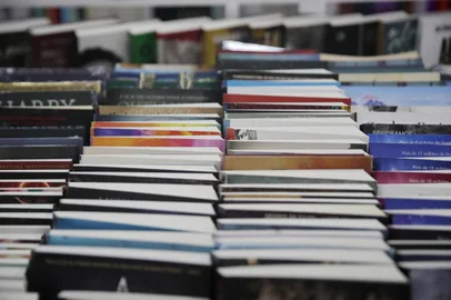  PORTO ALEGRE, RS, BRASIL - 2019.11.13 - Movimento de visitantes e leitores durante a feira do livro, em Porto Alegre. (Foto: ANDRÉ ÁVILA/ Agência RBS)<!-- NICAID(14325407) -->