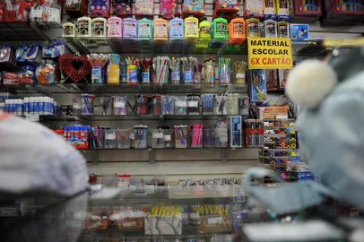  CAXIAS DO SUL, RS, BRASIL, 21/01/2020 - Movimento aumenta na venda de material escolar em livrarias e papelarias de Caxias. (Marcelo Casagrande/Agência RBS)