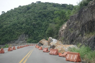  CAXIAS DO SUL, RS, BRASIL (17/12/2019)Sem previsão de retirada das rochas na Rota do Sol. Pedras foram pichadas em forma de protsto. (Antonio Valiente/Agência RBS)