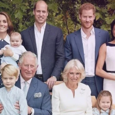 Príncipe Louis, filho caçula de Kate Middleton e do príncipe William, apareceu em novas fotos da família real divulgadas, nesta terça-feira, nas redes oficiais do palácio de Kensington por conta das comemorações dos 70 anos do avô do menino, príncipe Charles. O bebê de seis meses _ batizado em julho deste ano _ apareceu no colo da duquesa de Cambridge, que posou ao lado do marido. Os irmãos mais velhos de Louis, George e Charlotte ficaram sentados com o avô, Charles, e de Camilla Parkers, esposa dele. Príncipe Harry e Meghan Markle, grávida de seu primeiro herdeiro, também estavam no clique.<!-- NICAID(13830105) -->