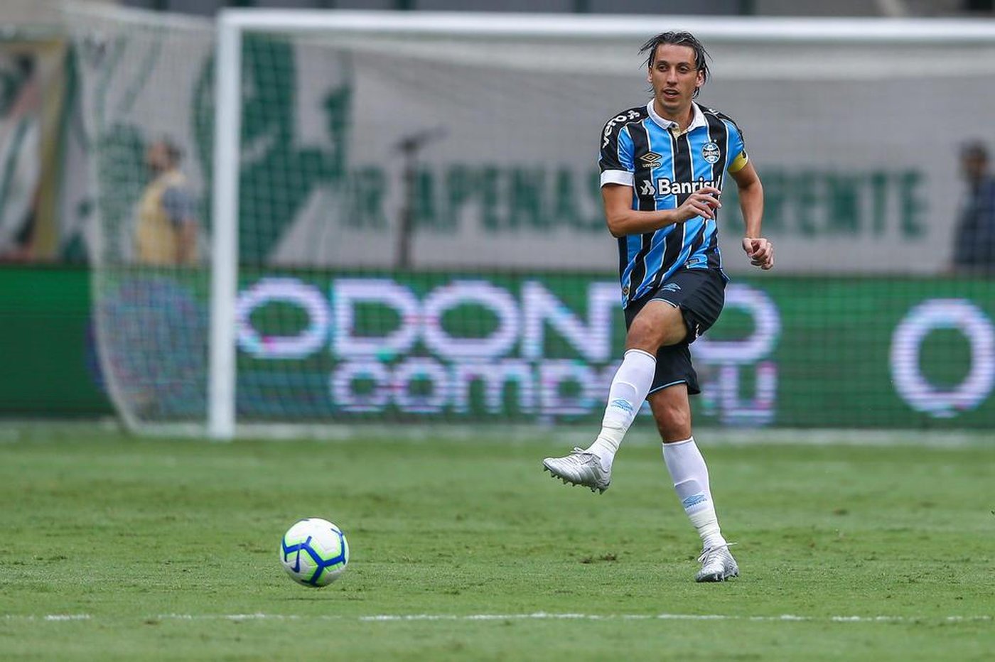 Geromel leva terceiro amarelo e está fora do próximo jogo