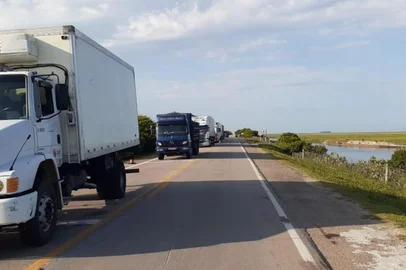 A BR-471, em Rio Grande, no Sul do Estado, foi novamente bloqueada. No início da madrugada o reparo feito cedeu e o trânsito só foi liberado para veículos leves às 4h, deste sábado (25).<!-- NICAID(14398342) -->