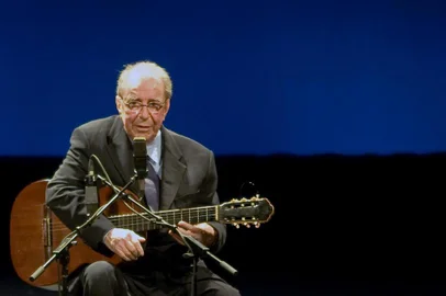 (FILES) In this file photo taken on August 24, 2008, Brazilian musician Joao Gilberto, 77, acknowledges the audience during his presentation at the Teatro Municipal in Rio de Janeiro. - Joao Gilberto, the legendary Brazilian musician and songwriter who was a pioneer of the lilting, melodious music known as bossa nova, has died, his son Joao Marcelo announced Saturday on Facebook. He was 88. (Photo by Ari Versiani / AFP)<!-- NICAID(14154207) -->
