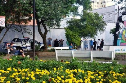 Guarda Municipal promete intensificar ações aos finais de semana após tumulto com jovens no centro de Caxias do Sul.