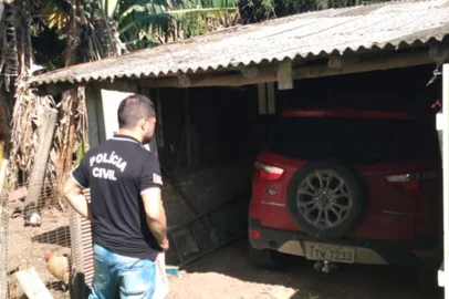 PORTO ALEGRE, RS, BRASIL - 27.01.2020 - Polícia encontrou carro usado por atirador que matou três da mesma família após discussão no trânsito. Veículo foi deixado em um galpão durante a madrugada. (Foto: Lucas Abati/Agencia RBS)<!-- NICAID(14400034) -->