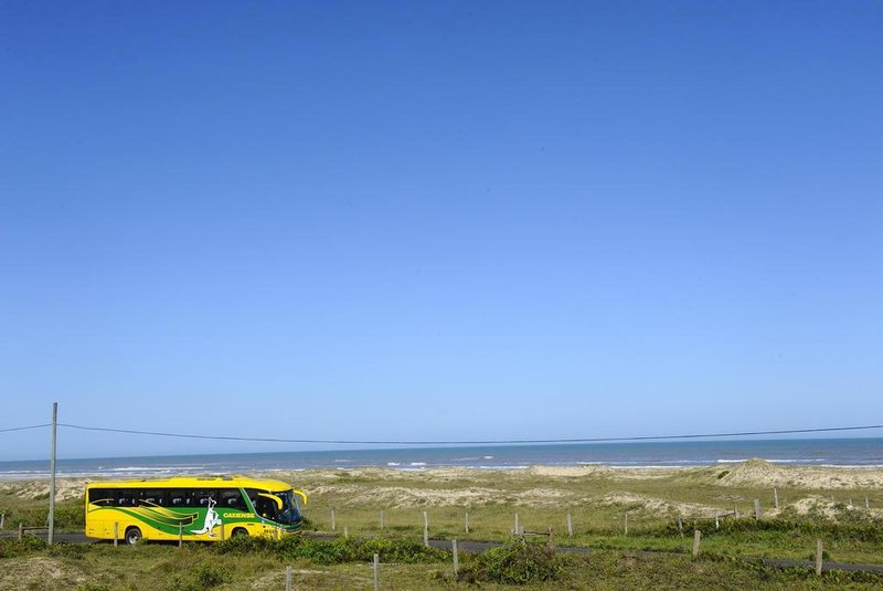  CAXIAS DO SUL, RS, BRASIL 14/11/2013 - Ônibus da linha Interpraias mantém uma tradição de deixar a população da Serra nos vários balneários do Litoral Norte. (JONAS RAMOS/ESPECIAL)Indexador:                                     