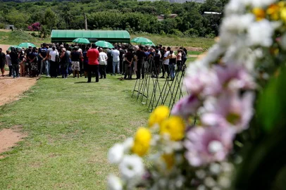  PORTO ALEGRE, RS, BRASIL, 28/01/2020-Velório de família morta, após uma briga de transito na Capital. Morreram, Rafael Zanetti Silva, 45, Fabiana da Silveira Innocente Silva, 44 anos, e o filho do casal Gabriel da Silveira Innocente Silva, 20 anos. O velório ocorreu Cemitério Jardim da Paz. (FOTOGRAFO: FERNANDO GOMES / AGENCIA RBS)<!-- NICAID(14400848) -->