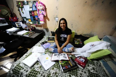  PORTO ALEGRE,RS,BRASIL.2020,01,24.Juliana Azevedo dos Santos,estudante de medicina venceu muitos desfios na vida para passar no vestibular de medicina,e trabalha de garçonete para cunstear,transporte e alimentação.(RONALDO BERNARDI/AGENCIA RBS).<!-- NICAID(14397285) -->
