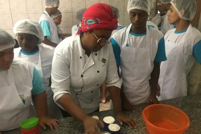 Após um período de transição para troca de gestão, os Centros da Juventude (CJs) estão retomando as atividades em 2020. Imagens do CJ da Lomba do Pinheiro. Imagens da aula de culinária.<!-- NICAID(14397562) -->