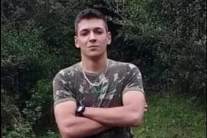  A Justiça decretou a prisão preventiva do homem apontado como autor dos tiros que mataram três pessoas de uma mesma família durante discussão de trânsito, na tarde de domingo (26), no bairro Lami, em Porto Alegre. A Polícia Civil não divulga o nome, mas  GaúchaZH  apurou que o jovem de 24 anos, considerado foragido, se chama Dionatha Bitencourt Vidaletti.<!-- NICAID(14401300) -->