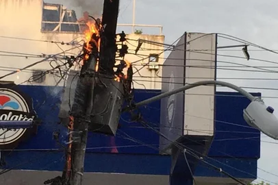 PORTO ALEGRE, 29/01/2020, Fogo em um poste de energia elétrica na Rua Albion, em frente à Carris *foto do whatsapp*<!-- NICAID(14401759) -->
