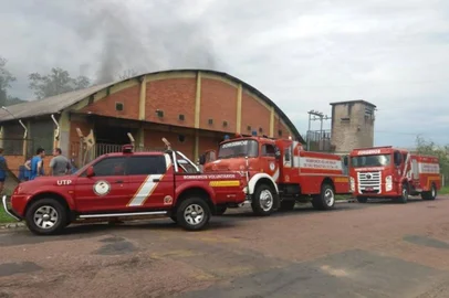 Bombeiros combatem incêndio em fábrica de calçados em São Sebastião do Caí 