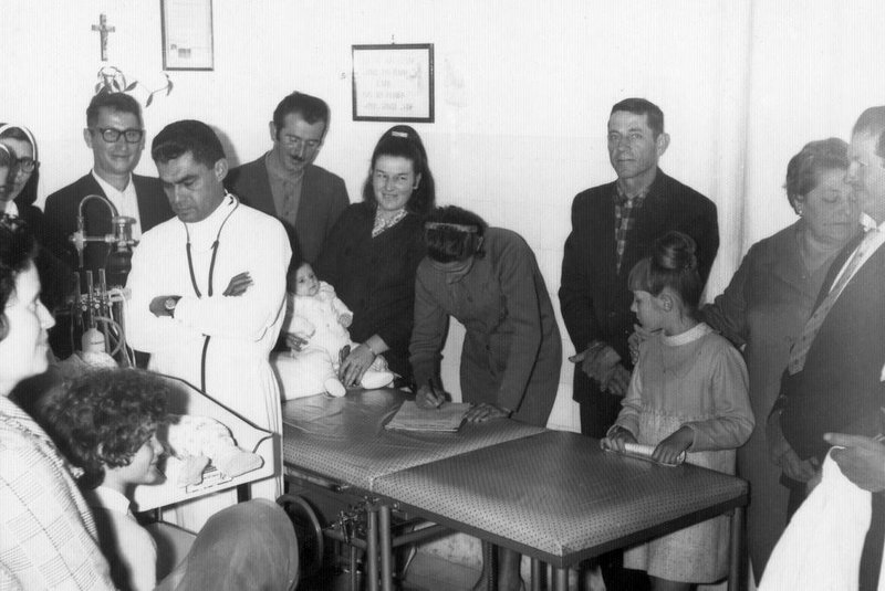 Médico boliviano Carlos Arnez, que atupu em Santa Lúcia do Piaí entre 1957 e início dos anos 1980. Na foto, durante a entrega de equipamentos médicos ao hospital de Santa Lúcia do Piaí no final dos anos 1960.