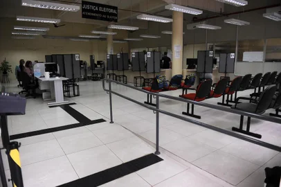  CAXIAS DO SUL, RS, BRASIL, 29/01/2020 - Movimento dentro da normalidade no cartório para recadastramento biométrico ou primeiro título eleitoral. (Marcelo Casagrande/Agência RBS)