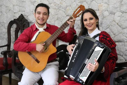 Dupla Augusto Camargo & Bruna Scopel<!-- NICAID(14399848) -->