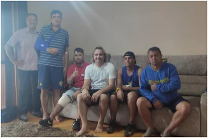 Sandro Sotilli recebe torcedores do Pelotas que estiveram no ônibus tombado