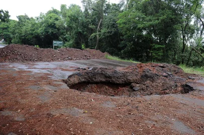  BOM PRINCÍPIO, RS, BRASIL, 30/01/2020 - Cratera no antigo traçado da RS-122 prejudica motoristas e moradores em Bom Princípio. (Marcelo Casagrande/Agência RBS)