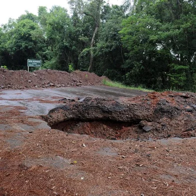  BOM PRINCÍPIO, RS, BRASIL, 30/01/2020 - Cratera no antigo traçado da RS-122 prejudica motoristas e moradores em Bom Princípio. (Marcelo Casagrande/Agência RBS)