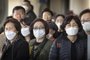  Passengers wear face masks to protect against the spread of the Coronavirus as they arrive on a flight from Asia at Los Angeles International Airport, California, on January 29, 2020. - A new virus that has killed more than one hundred people, infected thousands and has already reached the US could mutate and spread, China warned, as authorities urged people to steer clear of Wuhan, the city at the heart of the outbreak. (Photo by Mark RALSTON / AFP)Editoria: HTHLocal: Los AngelesIndexador: MARK RALSTONSecao: diseaseFonte: AFPFotógrafo: STF
