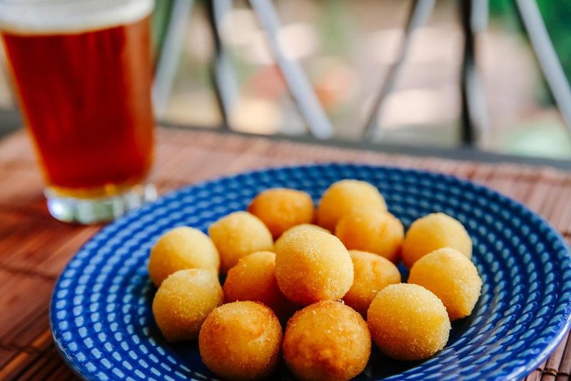  PORTO ALEGRE, RS, BRASIL, 25/01/2017  : Destemperados - Salgadinhos clássicos: Croquete, enroladinho de salsicha, bolinha de queijo, risole e coxinha de frango. (Omar Freitas/Agência RBS)Indexador: Omar Freitas