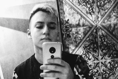 Kauã Flores, 15 anos, morreu por volta das 6h30min desta quinta-feira (30) na UTI do Hospital de Pronto de Socorro de Canoas. O adolescente foi baleado no bairro São Martim, em São Sebastião do Caí, no último dia 13. Ele foi atingido por um disparo de arma de fogo enquanto cortava a grama em frente de casa. Este é o primeiro homicídio registrado na cidade neste ano.