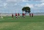 Titulares treinam à parte, e Rodinei deixa atividade com dores no tornozelo