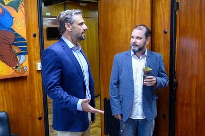 Chefe de Polícia no governo de José Ivo Sartori, o delegado Emerson Wendt decidiu encarar o desafio de concorrer pela primeira vez a um cargo eletivo. Aos 46 anos, o delegado acostumado a trabalhar com inteligência para desvendar crimes, aceitou  ser candidato a vice-prefeito de Canoas na chapa encabeçada por Felipe Martini (PSDB).Wendt ainda não é filiado a partido político, mas deverá assinar ficha no PSDB para compor uma ¿chapa pura¿.<!-- NICAID(14405135) -->