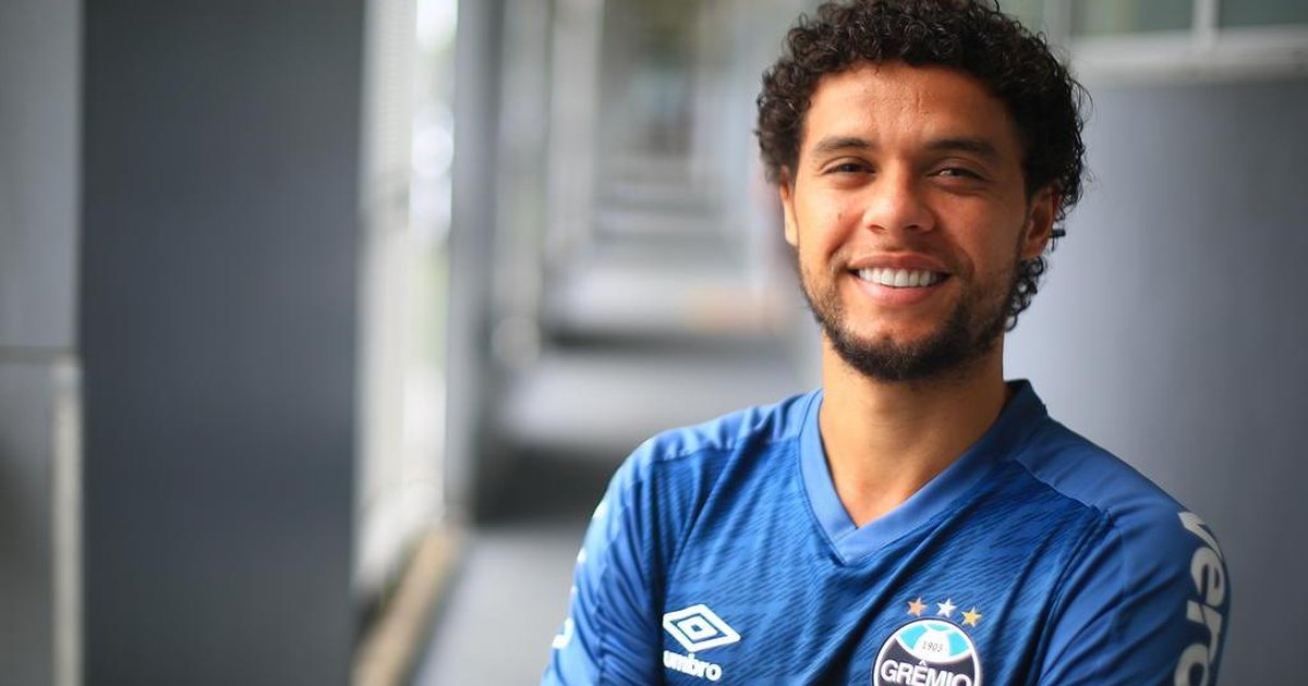 Lateral do Grêmio com mais assistências, Victor Ferraz volta ao Brasileirão após um mês