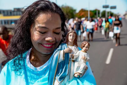  PORTO ALEGRE, RS, BRASIL - 02/02/2020 - Maria Euniva Costa, 53 anos, dona de casa -  Procissão de Nossa Senhora dos Navegantes (Foto: Omar Freitas/Agencia RBS)Indexador: Omar Freitas<!-- NICAID(14406105) -->