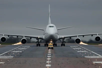  Um avião fretado, carregando cidadãos ingleses que foram evacuados da China, aterrisa em LondresA chartered passenger jet carrying evacuated citizens from China taxis on the runway after landing at the Royal Air Force station RAF Brize Norton in Carterton, west of London, on January 31, 2020. - A plane chartered by Britain to evacuate its citizens and other foreign nationals carrying 110 people was due to land on January 31, 2020 at RAF Brize Norton. (Photo by Adrian DENNIS / AFP)Editoria: HTHLocal: CartertonIndexador: ADRIAN DENNISSecao: healthcare policyFonte: AFPFotógrafo: STF<!-- NICAID(14406767) -->
