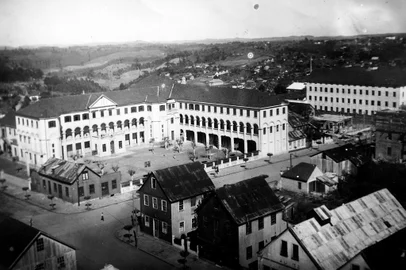 *** Colégio do Carmo-RRigon ***Colégio do Carmo. Na foto, complexo educacional, registrado em 1948. foto pertencente ao ex-aluno Gilberto Marchioro. Seção Memória. Fotógrafo: Geremia