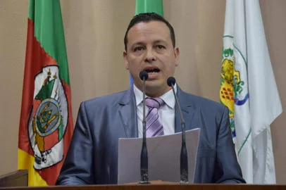 Adriano Bressan (PMDB) é empossado como vereador da Câmara Municipal na sessão ordináriaO 1º suplente da coligação União por Caxias substitui o vereador Felipe Gremelmaier (PMDB), em licença saúde