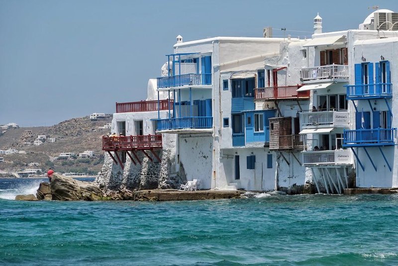 Mykonos13 June 2019, Greece, Mykonos: Residential and commercial buildings on the shore of the island of Mykonos. The holiday island in the Aegean Sea is one of the most popular destinations for holidaymakers and is known for its summer party atmosphere. The islands landmarks are the 16th century windmills, which stand side by side on a hill above the town and are visible from afar. Photo: Soeren Stache/dpa-Zentralbild/ZBEditoria: LIFLocal: MykonosIndexador: SOEREN STACHEFonte: dpa-Zentralbild<!-- NICAID(14408113) -->