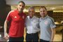 Técnico da seleção chilena, Reinaldo Rueda, visita concentração do Inter e reencontra Paolo Guerrero e Rodrigo Caetano