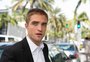 Robert Pattinson aparece com traje do filme "The Batman"