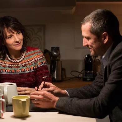 Cena do filme Vidas Duplas, de Olivier Assayas, atração de fevereiro no Centro de Cultura Ordovás, em Caxias