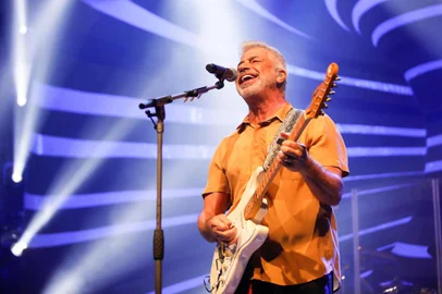 Lulu Santos<!-- NICAID(14361072) -->