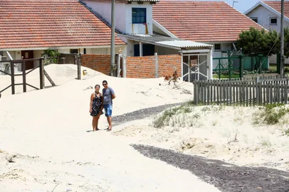  BALNEÁRIO QUINTÃO, RS, BRASIL - 05/02/2020- Dunas causam transtorno a moradores e prefeituras no Litoral Norte. Na foto- Casal Jairo Leal e Silvia Lemes, veranistas que viram a Avenida Atlântica desaparecer.(Foto: Marco Favero / Agencia RBS)<!-- NICAID(14409419) -->