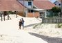 Engolidos pela areia: as dunas móveis que cobrem ruas e casas no Litoral Norte