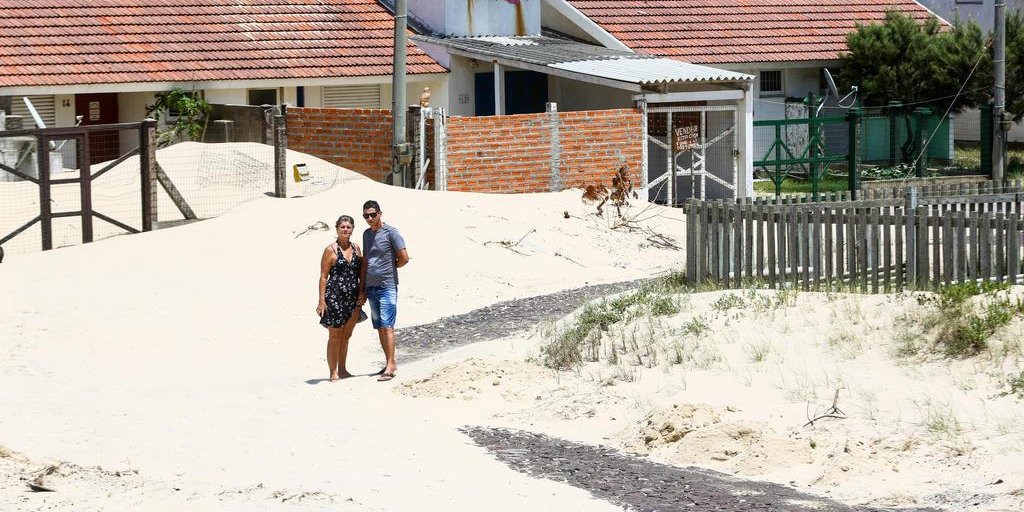 Download Engolidos Pela Areia As Dunas Moveis Que Cobrem Ruas E Casas No Free HD Wallpaper Engolidos Pela Areia As Dunas Moveis Que Cobrem Ruas E Casas No For iPhone Free