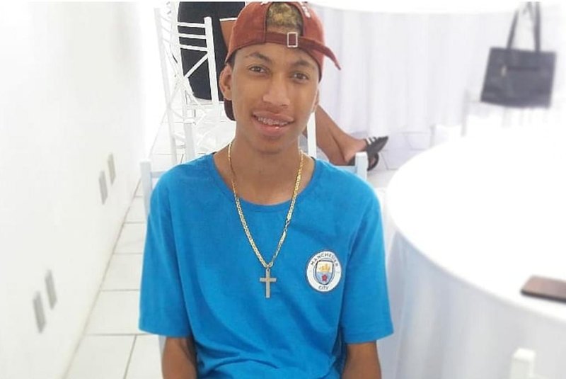Tiago Guilherme da Silva Rodrigues, 18 anos, foi assassinado a golpes de faca. Boatos apontam para um suposto relacionamento do sobrinho e que o autor do homicídio seria outro pretendente desta menina.