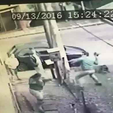  CAXIAS DO SUL, RS, BRASIL, 15/09/2016. Uma confusão envolvendo o vereador Rafael Bueno (PDT) acabou em registro policial na última terça-feira em Caxias do Sul. Um vídeo de uma câmera de vigilância mostra o momento em que o parlamentar arremessa um tijolo contra a casa do morador Antonio Sachet, na Rua Vico Parolini Thompson, no loteamento Boa Vista.