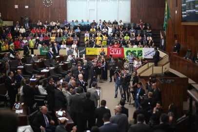  PORTO ALEGRE, RS, BRASIL - 18.12.2019 - Votação do pacote do governo Eduardo Leite. (Foto: Jefferson Botega/Agencia RBS)<!-- NICAID(14363298) -->