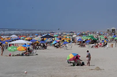  ARROIO DO SAL, RS, BRASIL, 02/02/2020 - Movimento de veranistas em Arroio do Sal é bom. Comerciantes afirmam que entre Natal e Reveillon o movimento aumentou em relação a 2019. (Marcelo Casagrande/Agência RBS)